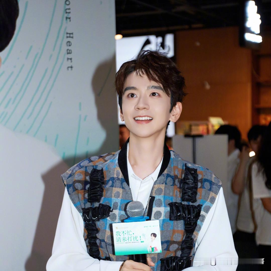 张皓宸说，生活是一场无师自通的修行，从喧闹的人际关系里学会孤独，从热爱的事上学会