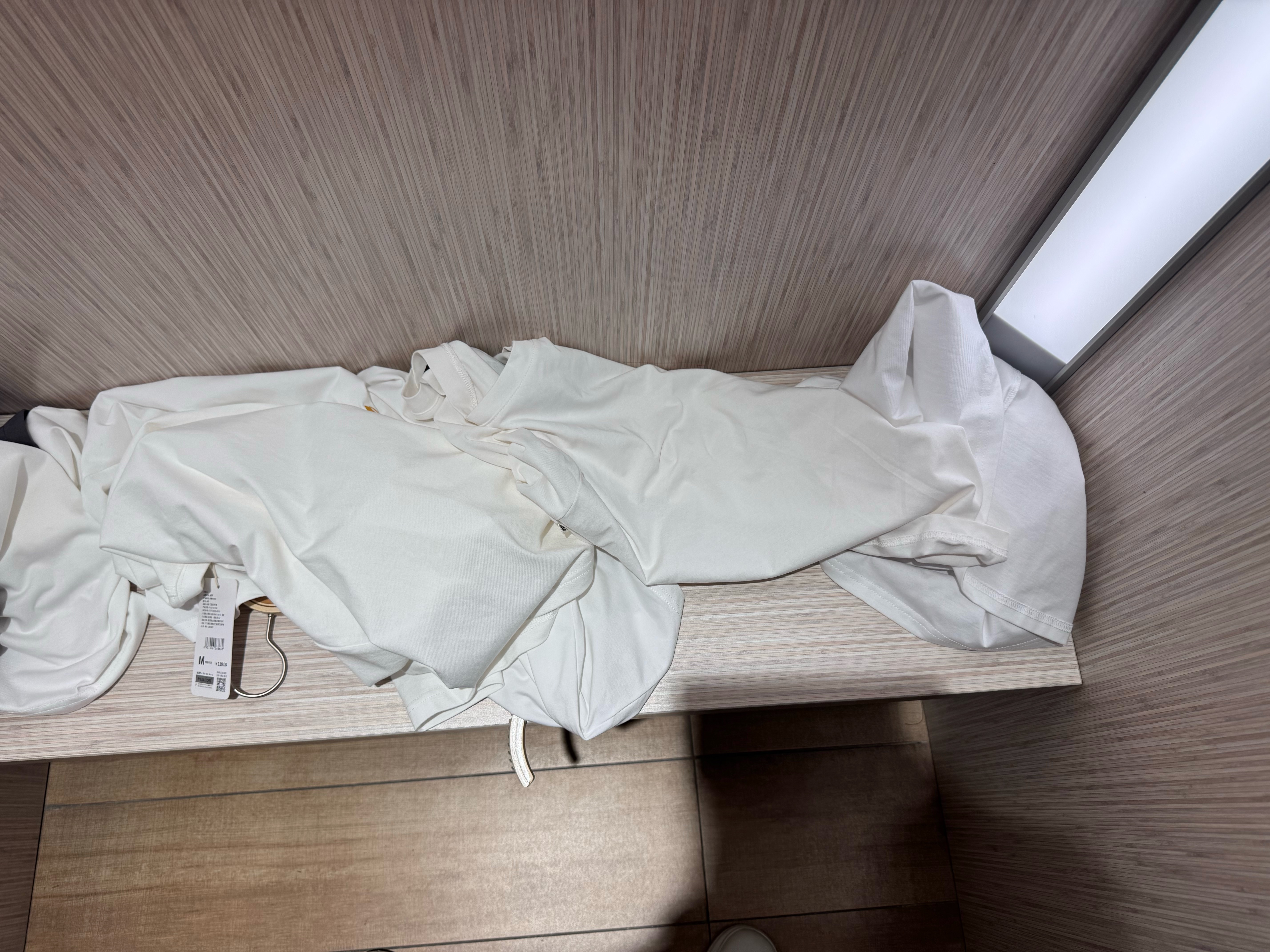 我真的太喜欢穿白色T恤了……明天要出差，又来买三件短袖[允悲]低头一看，又全是白