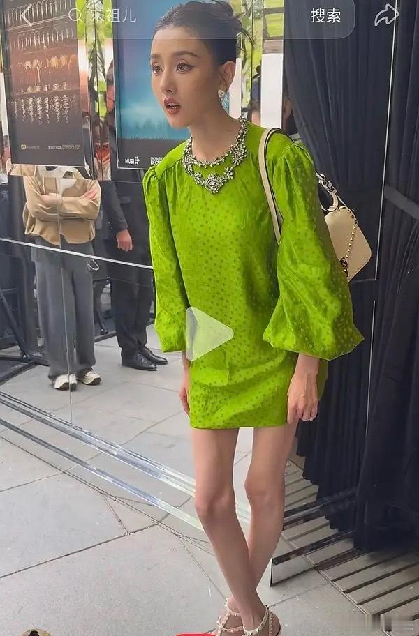 鹅现在瘦的非常可怕，只剩下一个大头了 