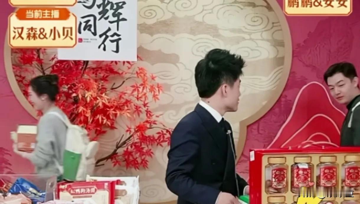 走就走吧，还顺手拿，当着老板的面拿，这样的大胆，可见公司氛围有多好！
为什么吐司