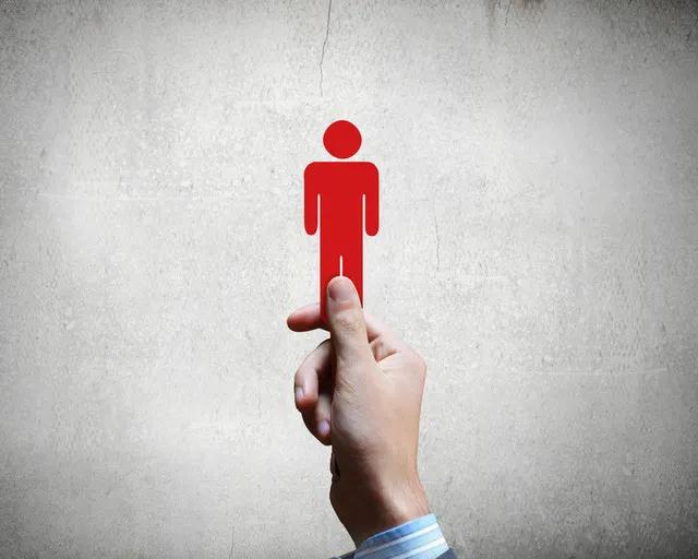 人情
山可迁移海可平，
最难回避是人情。
亲友一事不如愿，
各存芥蒂各恨心。