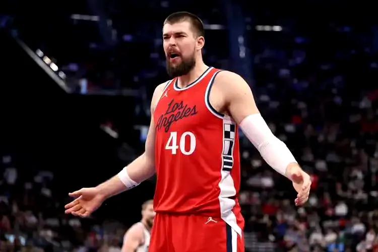 本赛季的祖巴茨
缺阵时快船6胜0负
出战时快船11胜23负
祖巴茨确实有些退步，