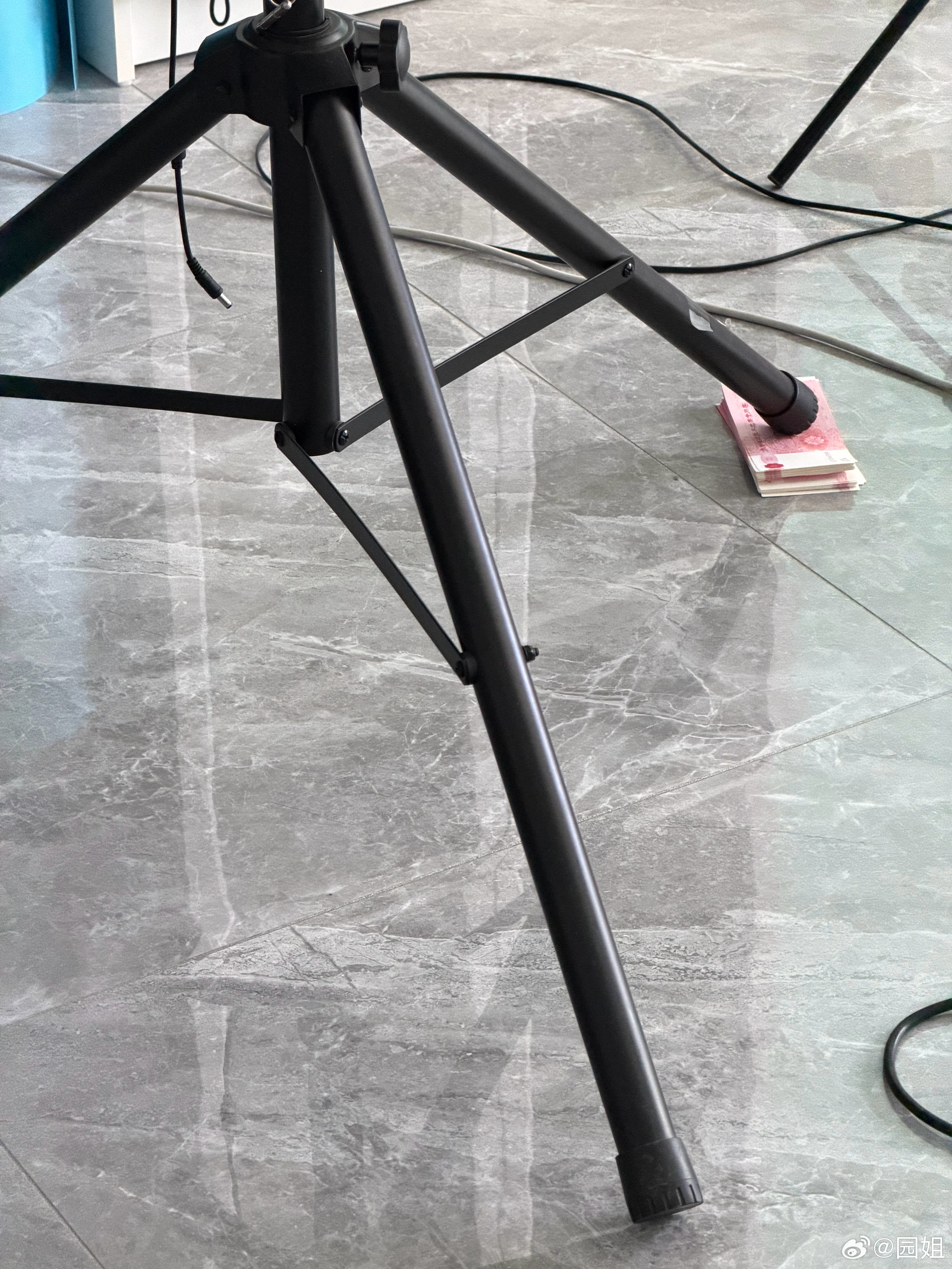 早上来工作室猛一看还以为小伙伴拿钱垫设备脚，仔细看看原来是练功券