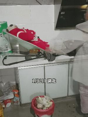 妈妈炒菜做饭，把摇摇椅放在了旁边，一边摇晃一边操作。
初看办法不错，可再看，就有