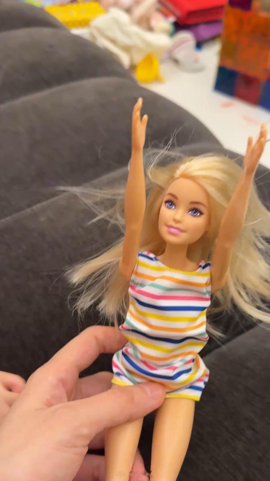 球把barbie头发抓得一团乱，问我这个发型漂亮吗？我说有点像疯子诶球问分子是什