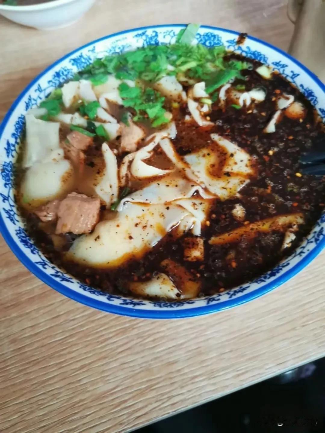 陇西王勇大肉面

傍晚路过龙宫步行街，突然看见一个偌大的招牌：“王勇大肉面”，不
