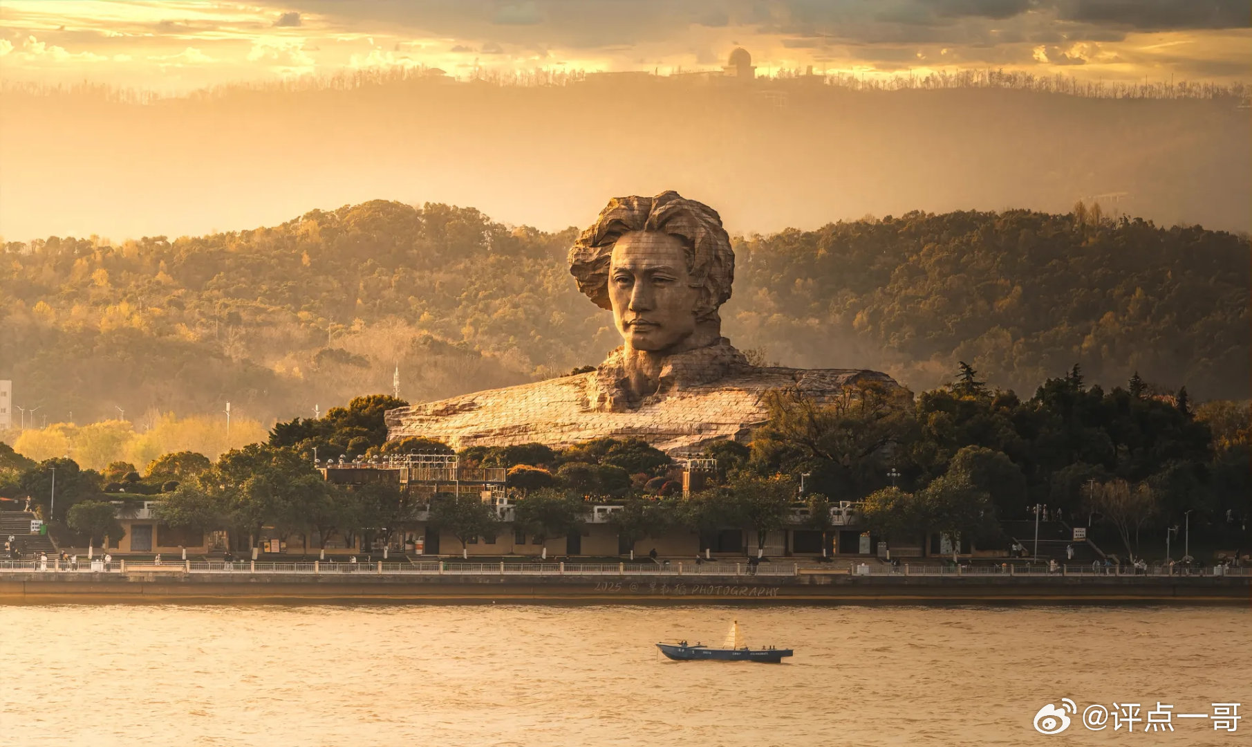 风雨如磐，你为华夏撑起了天光辉的思想，指引中华长盛不衰万万年 