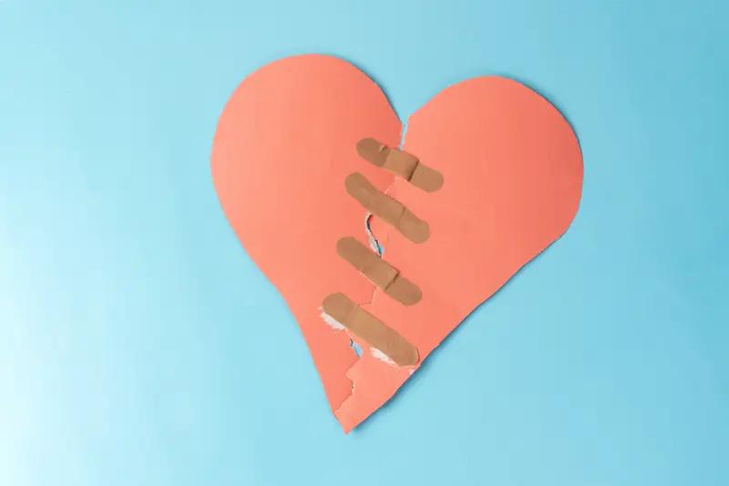 受伤的心治愈起来可不容易，不过有不少办法能试试。
可以找信任的朋友、家人唠唠，把