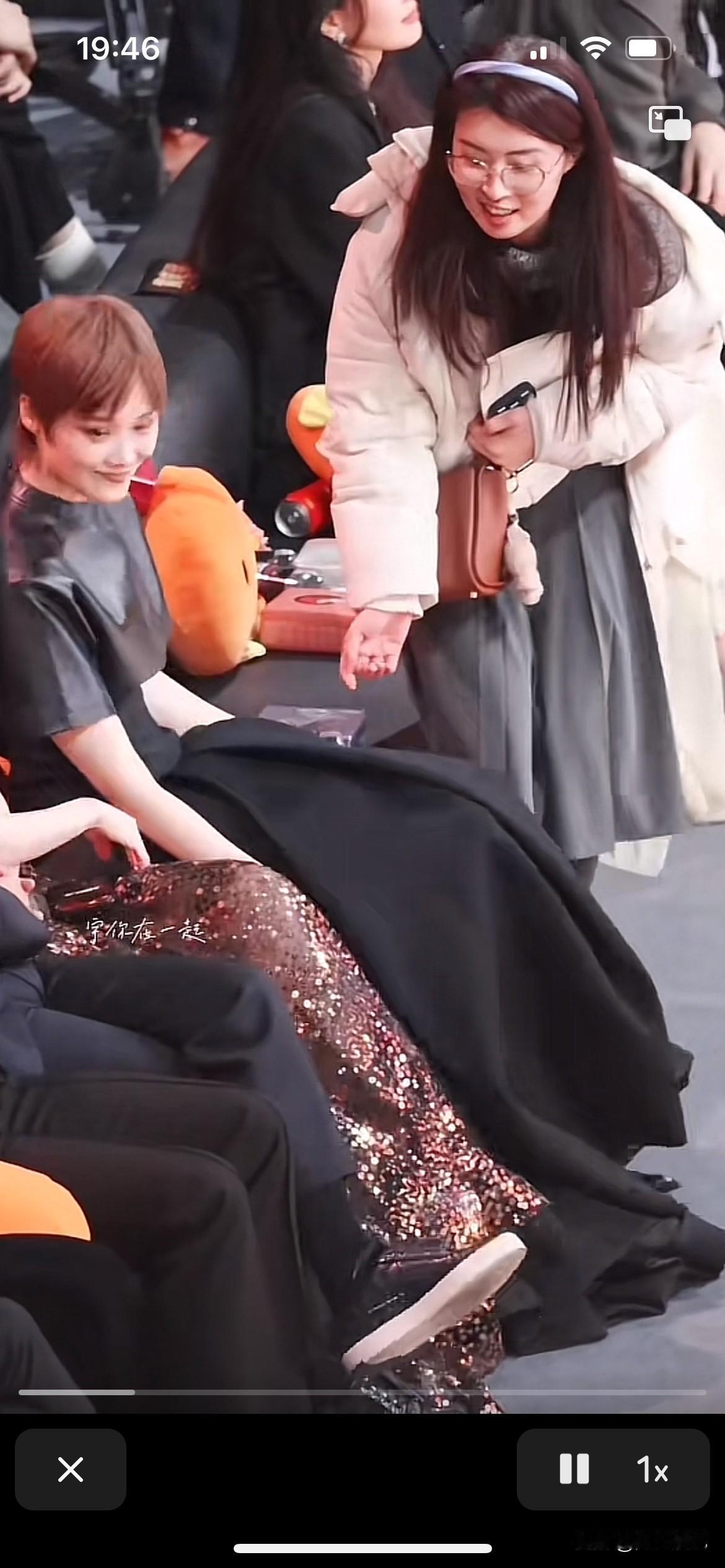 天啊，李宇春老师变了，越来越美了从来没有看见过她穿裙子的，现在终于能看见过，这是