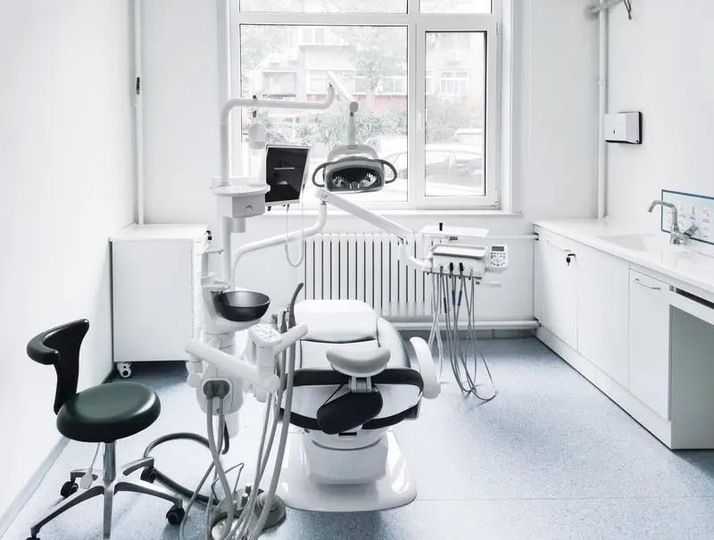 中诺牙科医院还挺靠谱的。它是正规口腔医院，通过三级口腔专科医院评审，在北京地区排