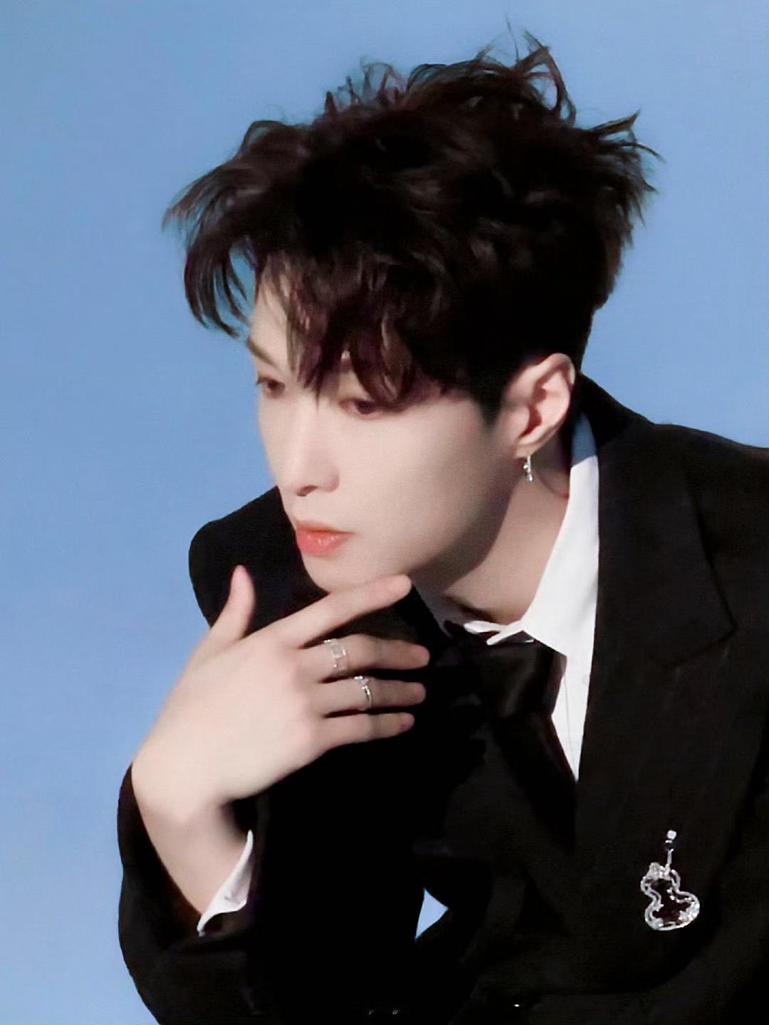 2025高产歌手top30 冬至快乐宝宝张艺兴时装男士十二月刊封面张艺兴时装男士