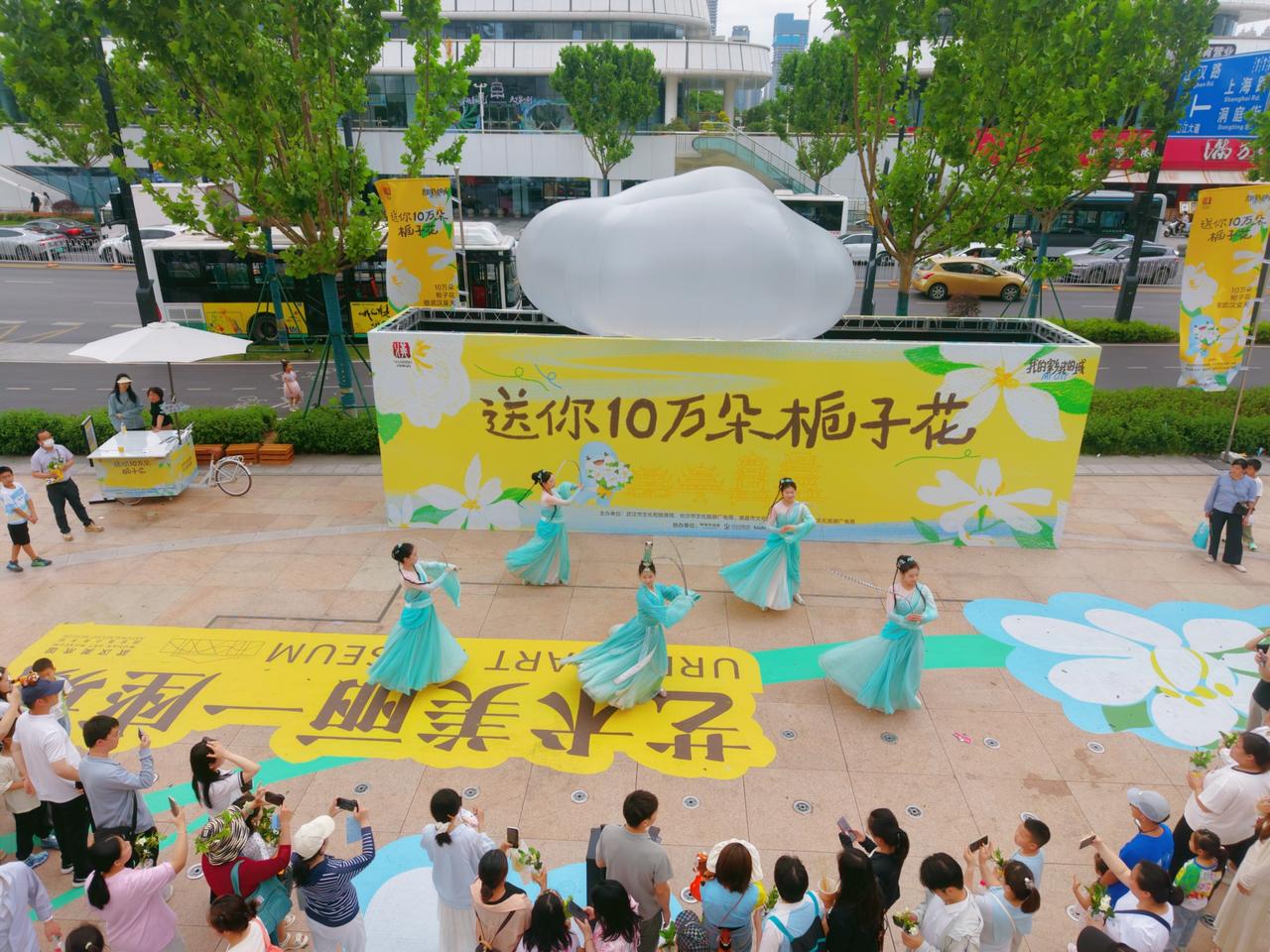 【江汉关10万朵栀子花免费领】5月16至17日，武汉“送你10万朵栀子花”主会场