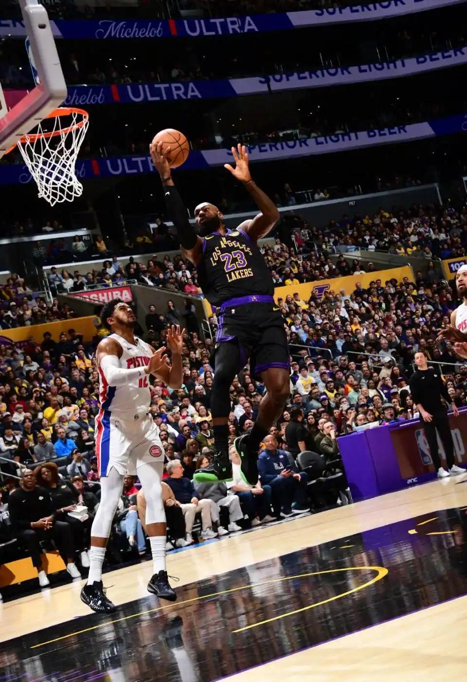 在活塞队的强力防守下，湖人想得一分都很难，就靠着詹姆斯和东契奇打，两人很难有好的