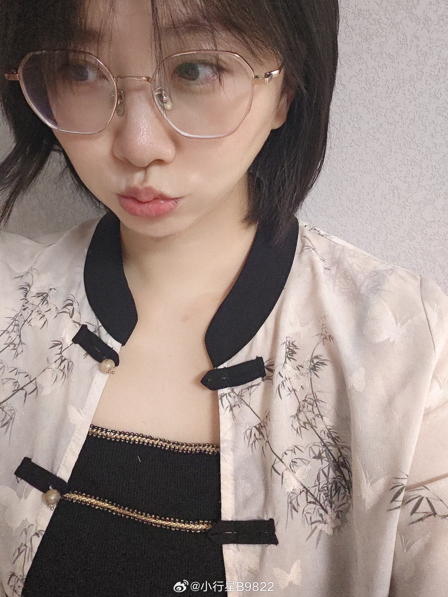 为了保持住这个发型不能洗脸 ​​​