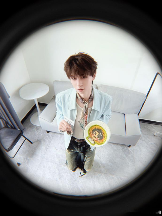 何浩楠我吃我自己 何浩楠也太有生活气息了，会种地还会做饭，我吃我自己这句话真的越