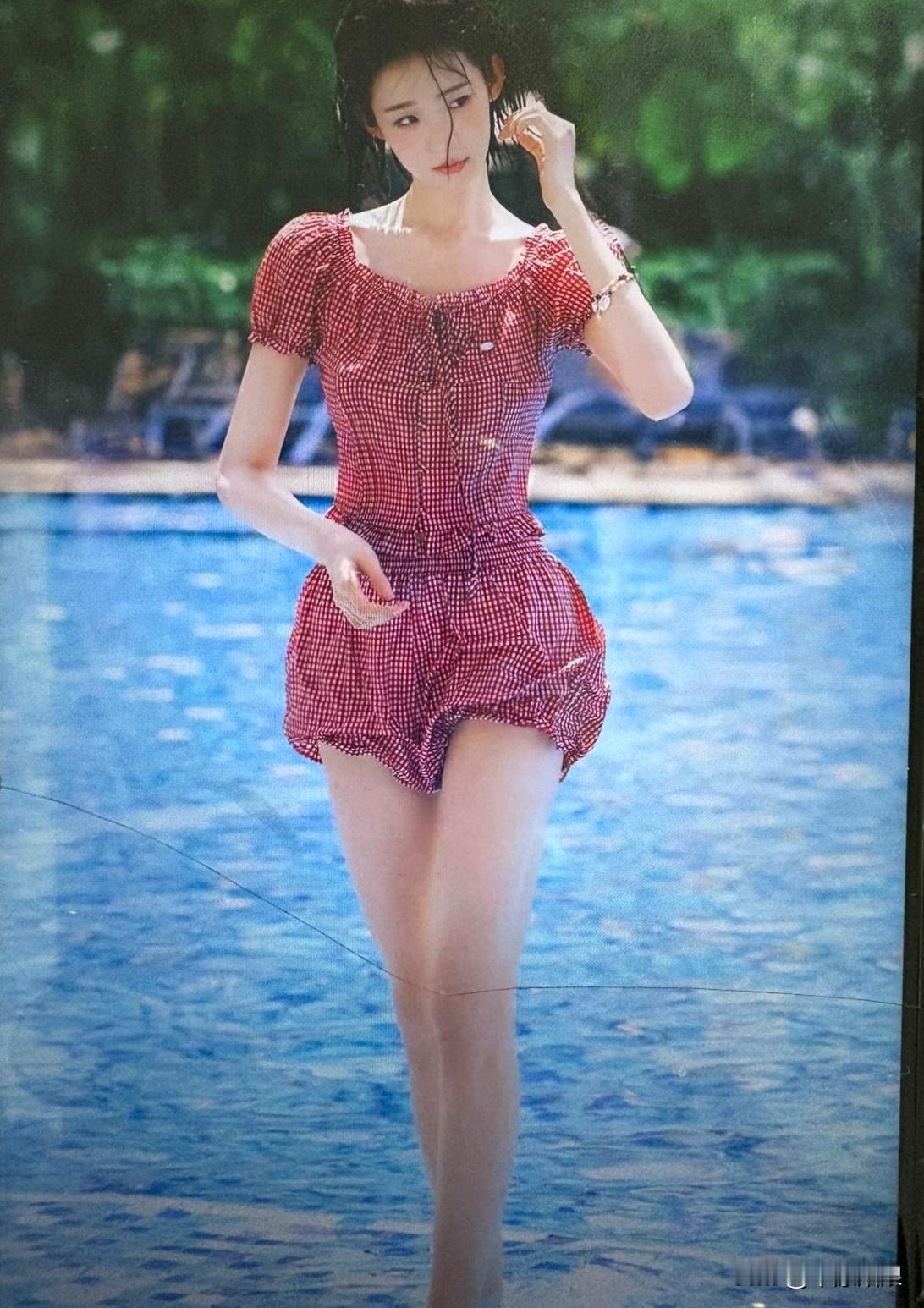 一个女孩在泳池边散步。