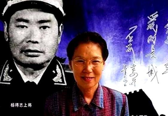 1990年4月，79岁的杨得志将军轻抚新婚妻子石莉的纤纤玉手，眸中漾起温柔的光晕