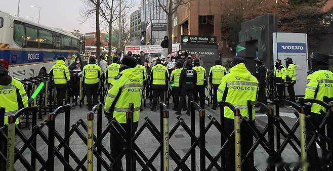 韩国公调处出发执行尹锡悦逮捕令  韩国调查机关人员同总统警卫部门对峙 3日上午，