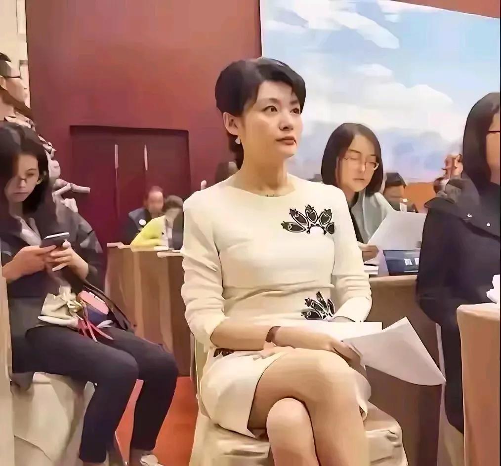 坐在人堆中的这位美女太耀眼了吧！
整个现场就她气质高雅、美丽动人上档次，气定神闲