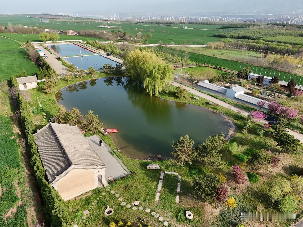 宝鸡蟠龙塬上的漂亮水景，水里蝌蚪很多。据说是一个私人园林，东边是个钓鱼池塘，西边