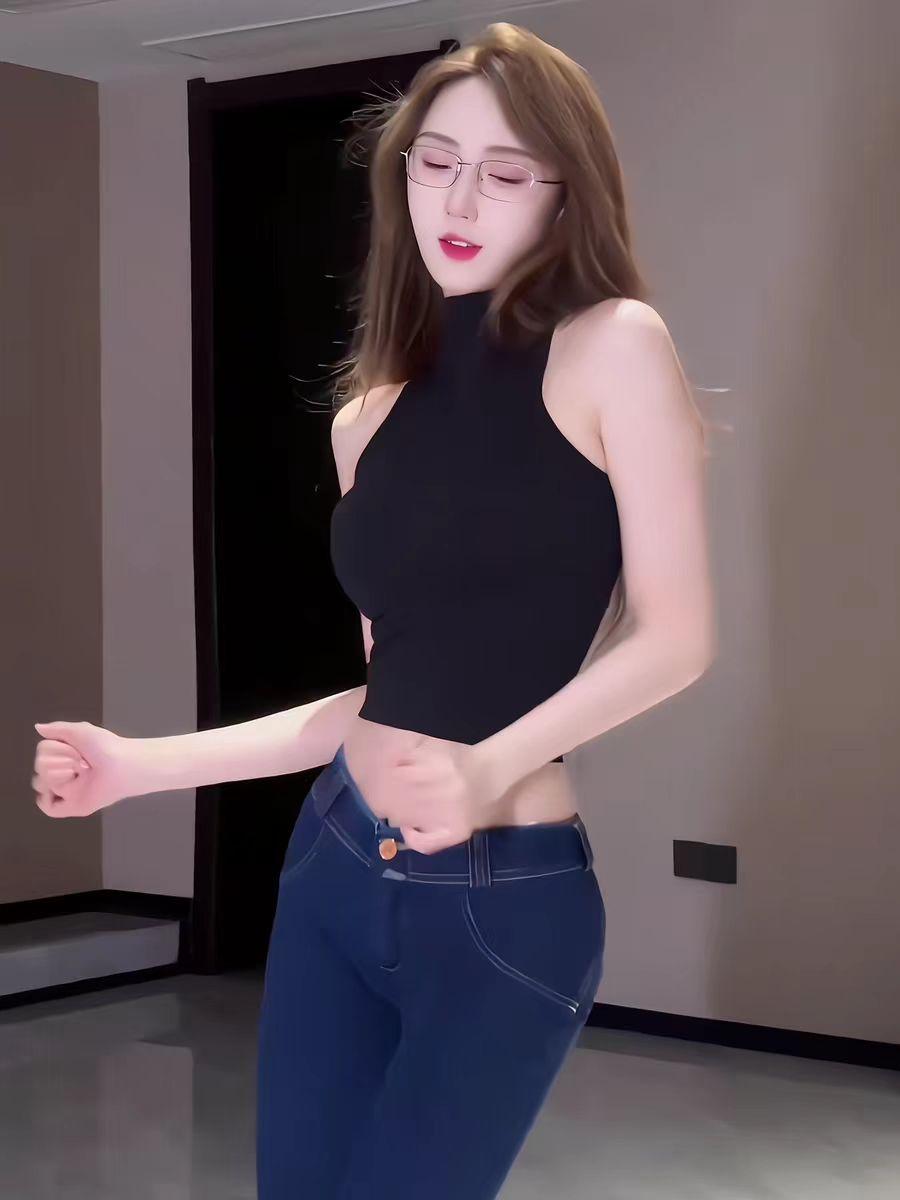 牛仔裤百搭，但想穿得时髦还得有点小技巧。春天，衬衫配牛仔裤就很绝。蕾丝领口、泡泡