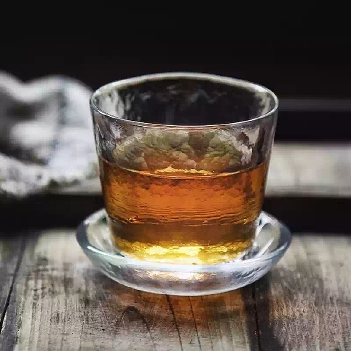 老人言：“最好的礼貌，是少管闲事，每个人都有自己的生活方式和价值取向，一半装傻，