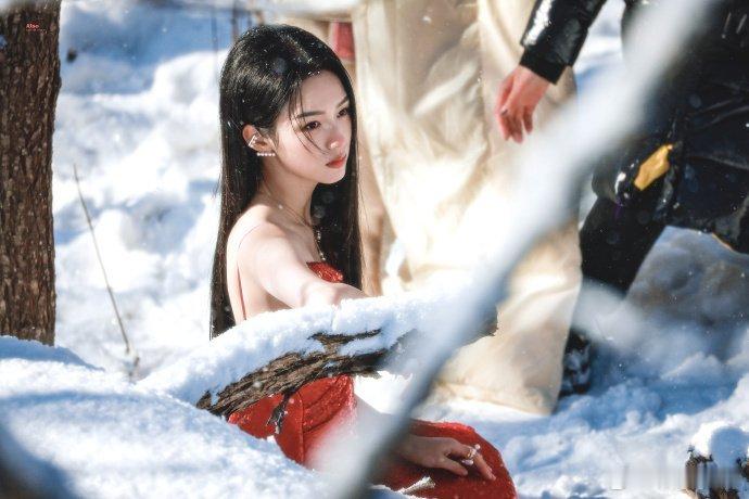 #周也雪地里的红玫瑰#周也就是雪地里的红玫瑰吧！！这破碎感拉满了！！！ ​​​