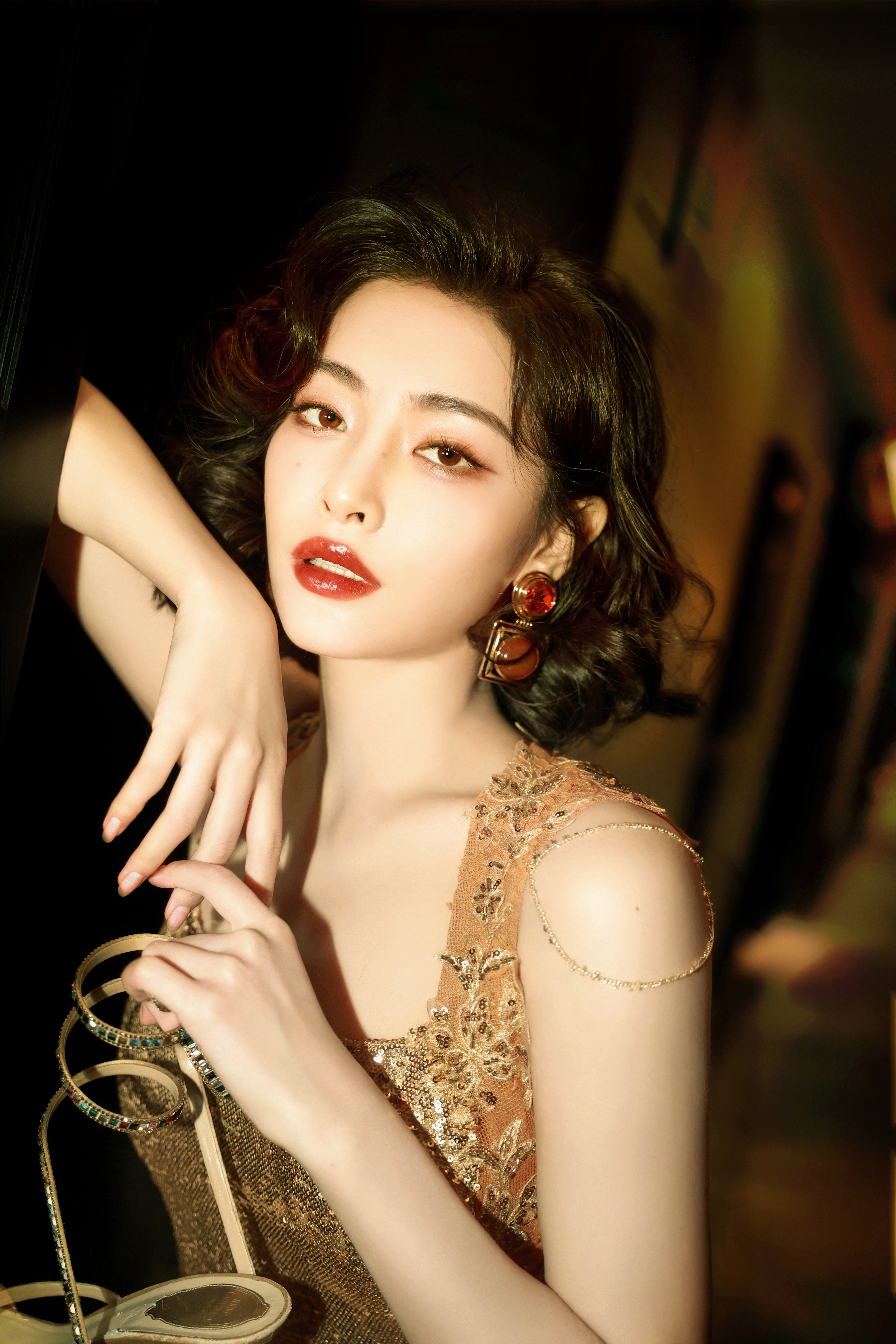 许佳琪蛇年大年初二营业照还是去年的Kiki大方啊 