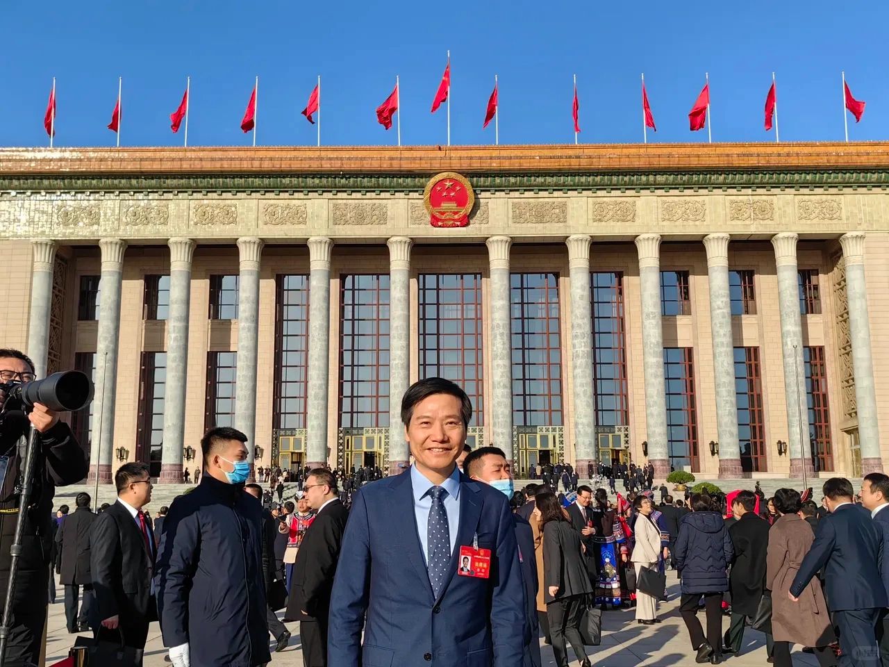 雷军说：在人民大会堂前，认真拍了张照片