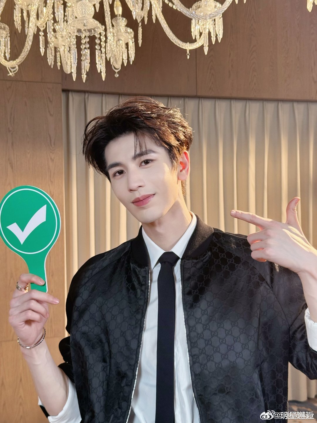 张凌赫又在全场找人了张凌赫找人名场面！半分钟沉浸式全场扫描，眼神一碰到粉丝就主动