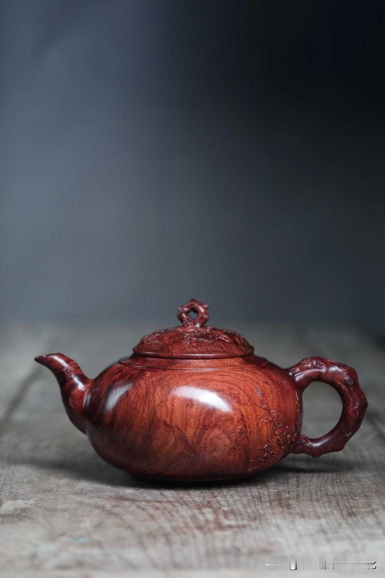 这把壶，有“春”，但不喧。

海南黄花梨老料的底色温厚，
水波纹一层一层缓缓铺开