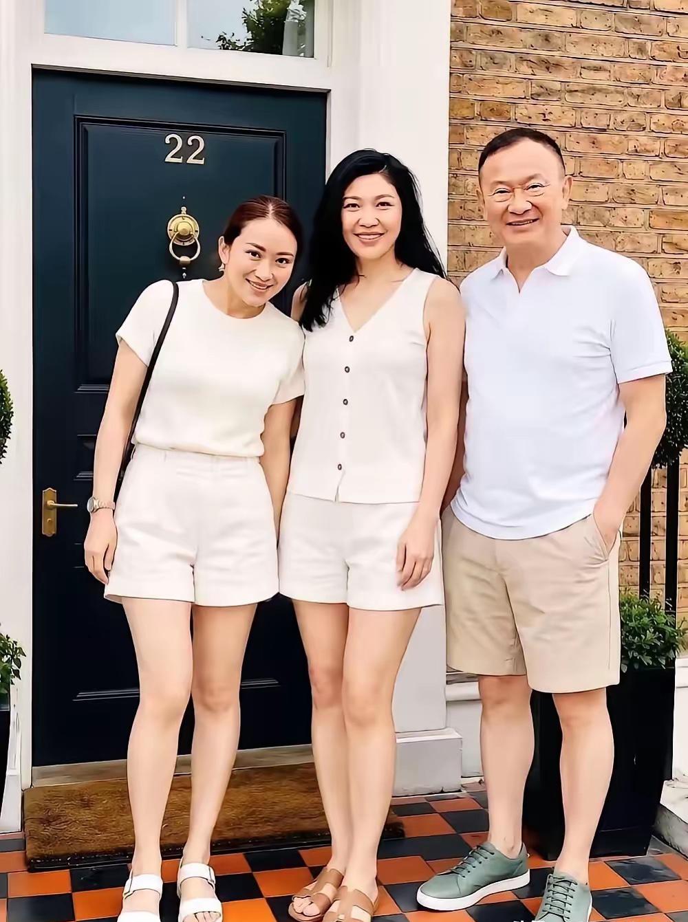 佩通坦走路有点驼背，可能是脖子短若起的微驼背。
曾看过很多佩通坦的视频，她走路背
