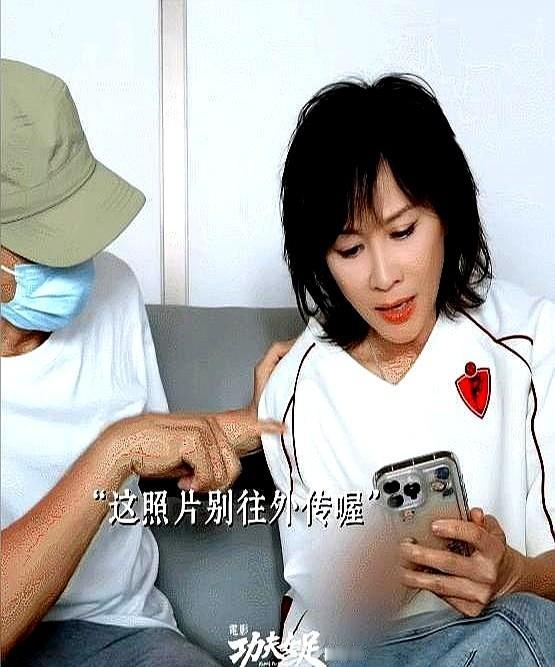考官把他刷下来，却录取了他旁边一脸懵的陪考。

刘嘉玲晒了张和周星驰的合照，星爷