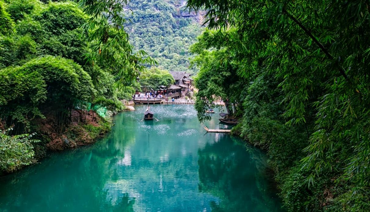 西陵峡畔的三峡人家，藏着峡江最诗意的风骨。长江奔腾，青山对峙，云雾常绕峰峦，绘就