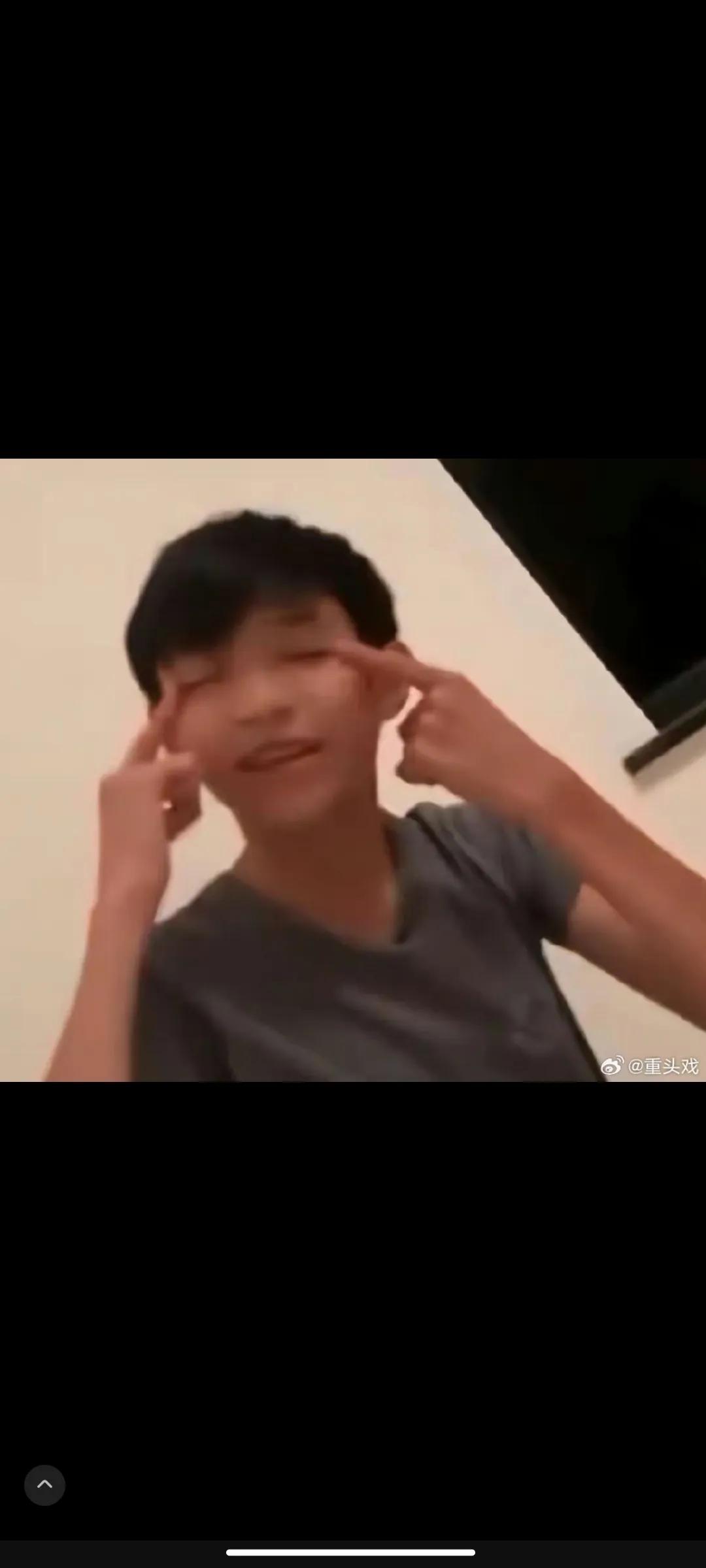 张智霖袁咏仪儿子道歉

      近日，一段张智霖袁咏仪儿子张慕童4年前模仿r