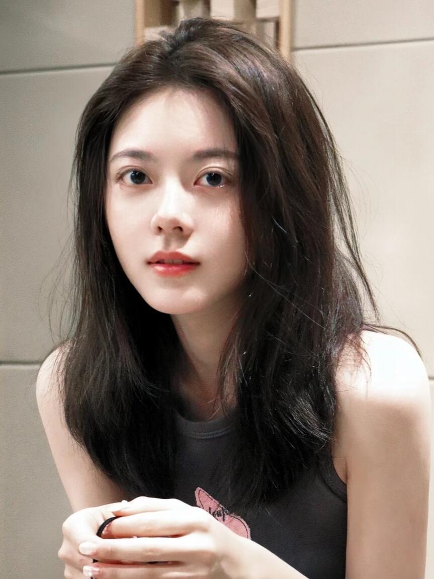 天。。。这姐我是真搞不懂了。。这就是所谓的浓颜吗麦麦的五官就很大气，尤其是大大的