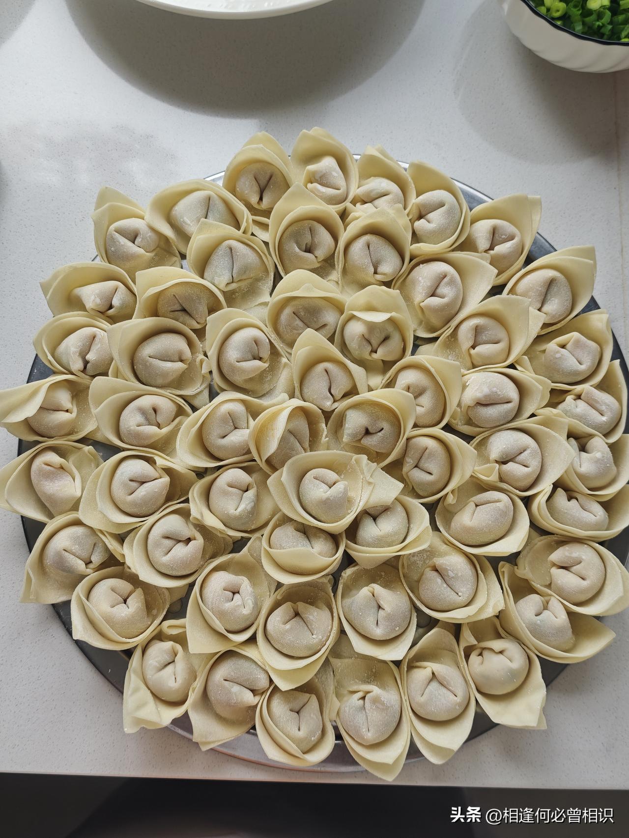 元宵节的快乐
这盘元宝馄饨，是我家最暖的年味
 
谁懂啊家人们！每次看到这盘整整