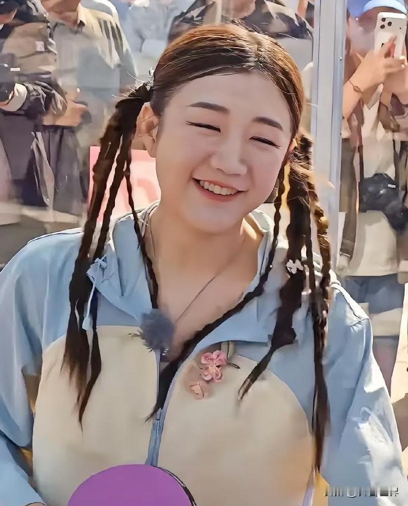 哈哈哈，这是谁P的吧？咱们的大美妞可是知性又高雅，这一头乱糟糟的小辫子，直接干成