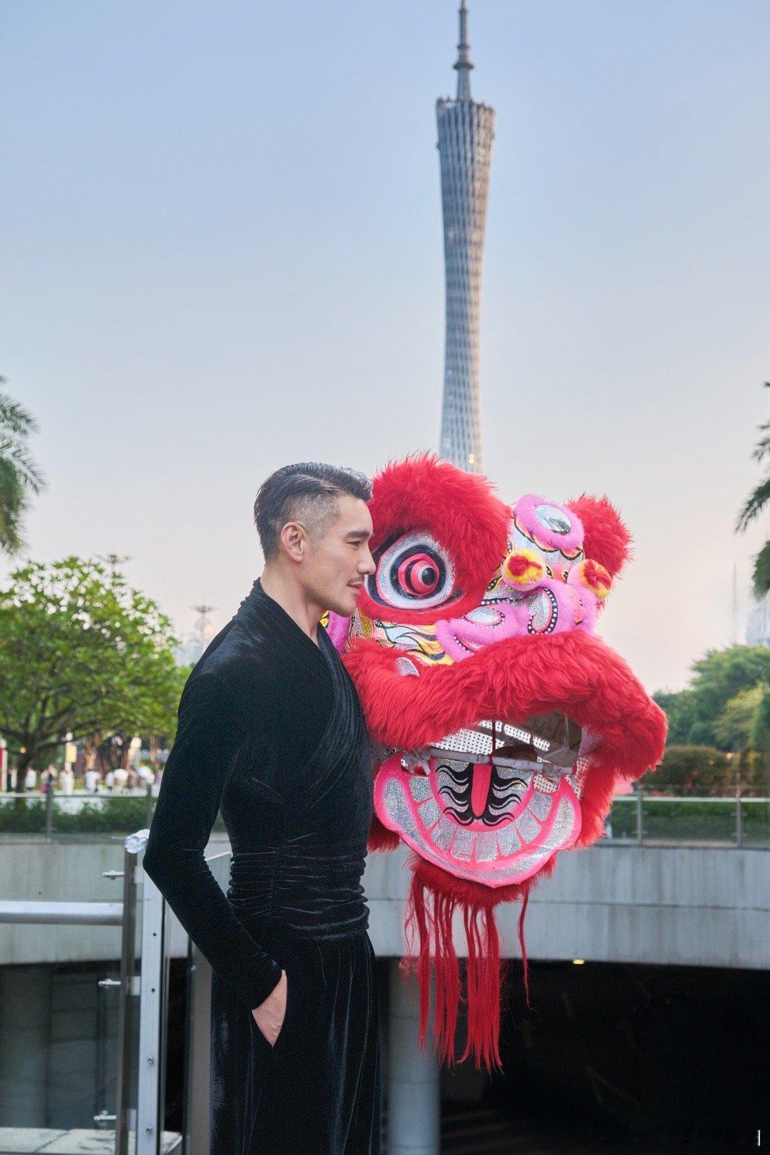 胡兵给阿布扎比上点东方震撼 谁懂啊！胡兵穿香云纱西装亮相阿布扎比，步步生风自带贵