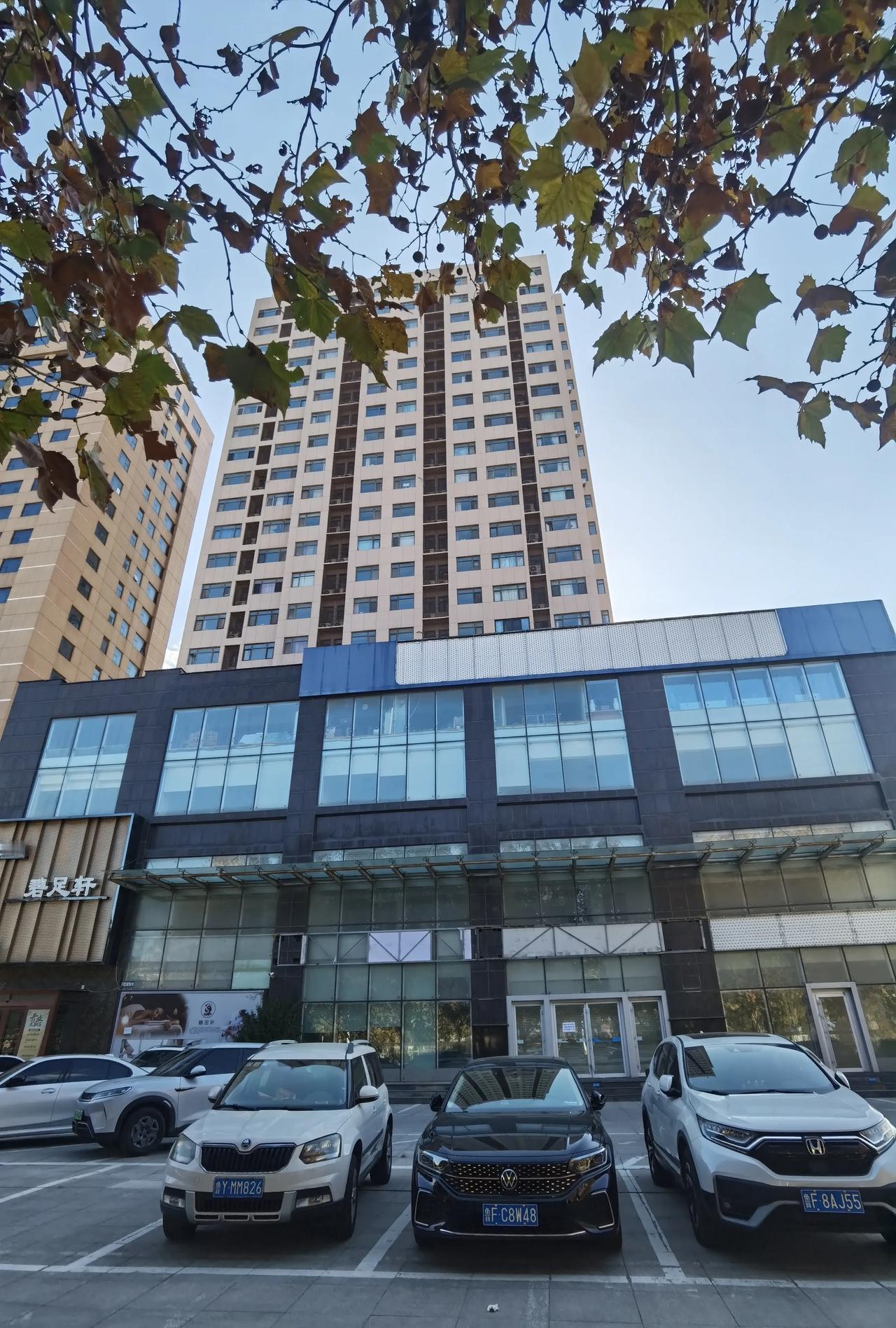 烟台开发区昆仑国际大酒店歇业了，周边的银行商铺都搬走了，只有停车场依然车满为患。