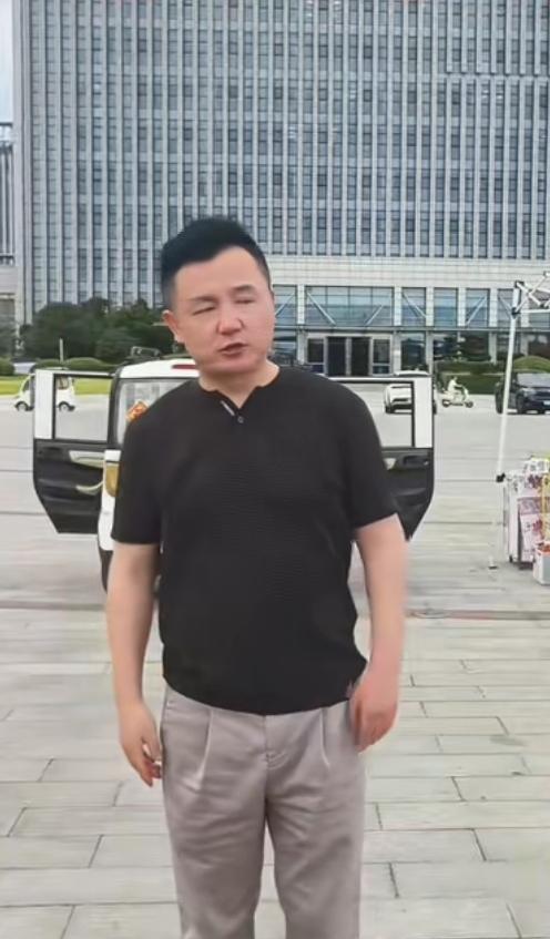 九哥一行人来到乔军家乡，准备开办九哥大舞台，能否创出一片天，拭目以待。