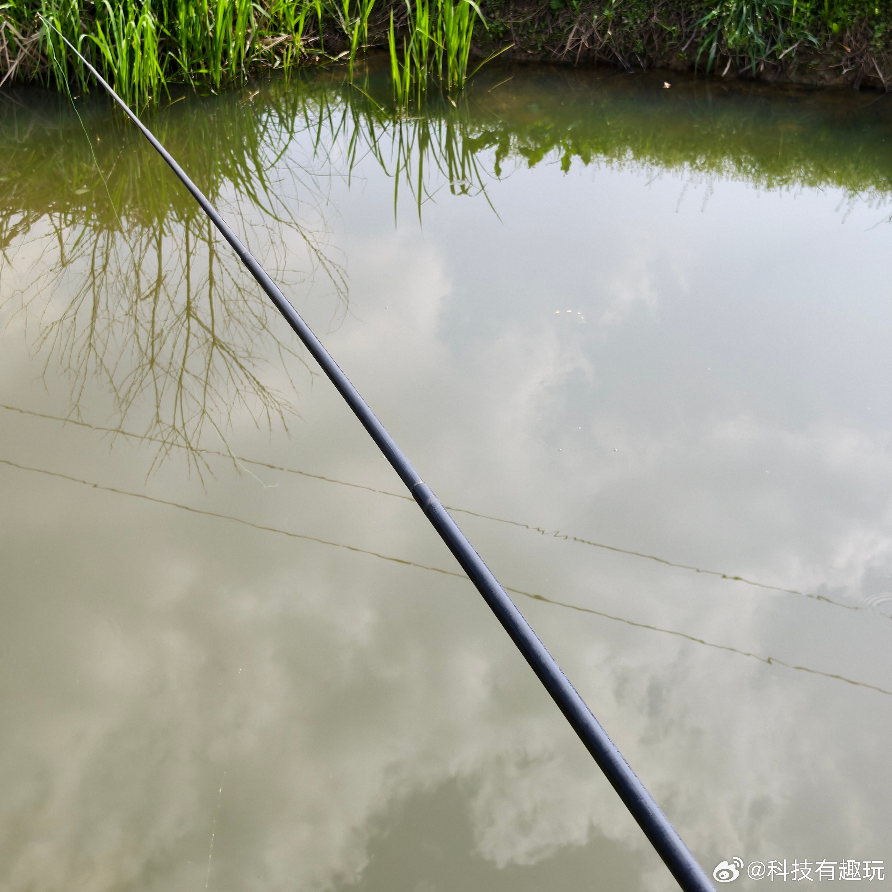 偷得浮生半日闲，钓鱼=换个地方坐一下午鱼一条没有钓到主打的就是一个参与感