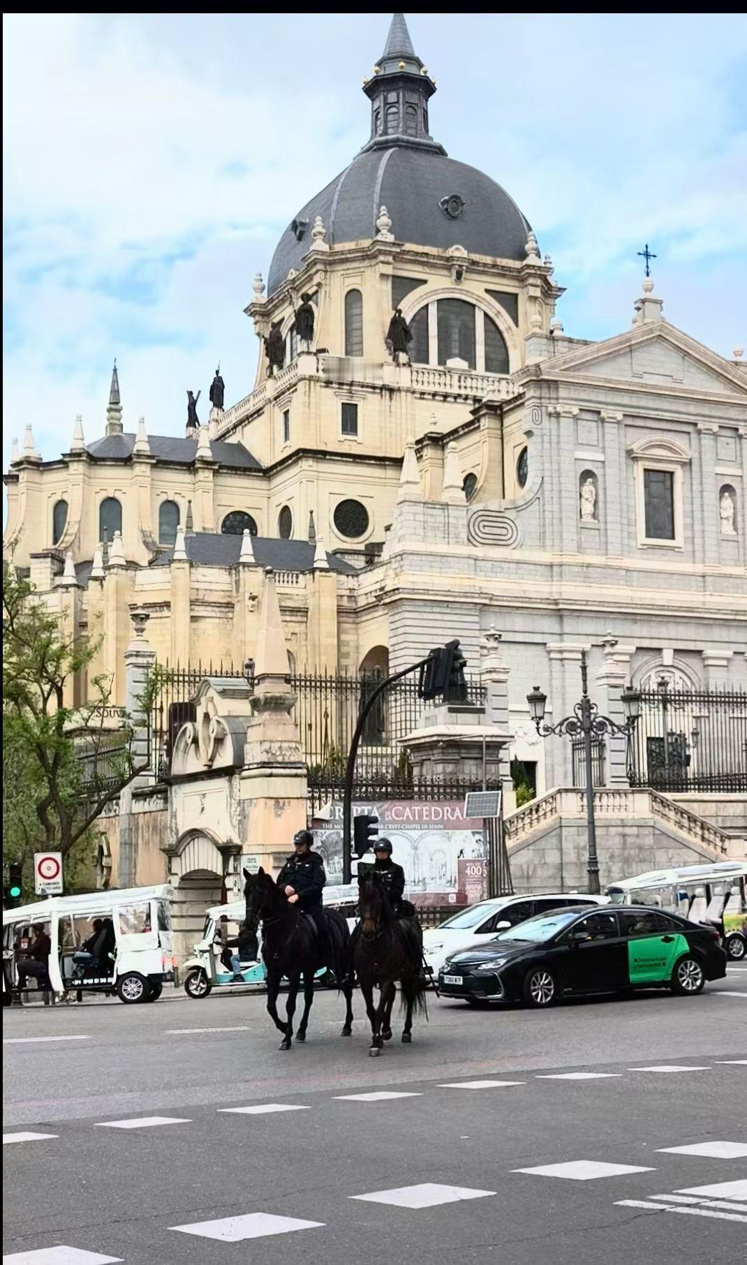 西班牙皇宫，富丽堂皇，奢靡之美尽收眼底！[祈祷][玫瑰][彩虹]