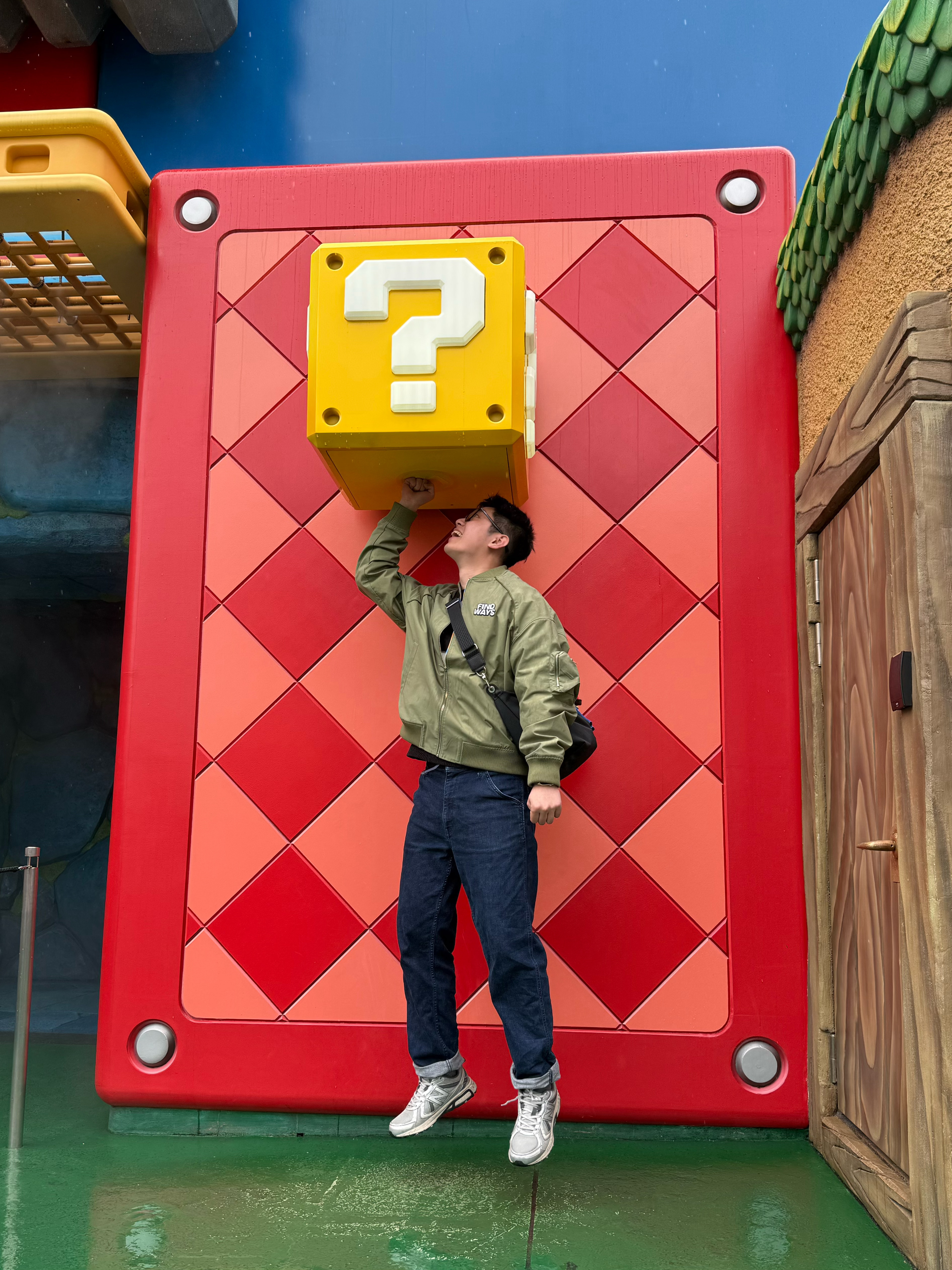 老实说这些乐园全世界都一个样国外的迪士尼、环球里面东西也贵但起码是明码标价，主打