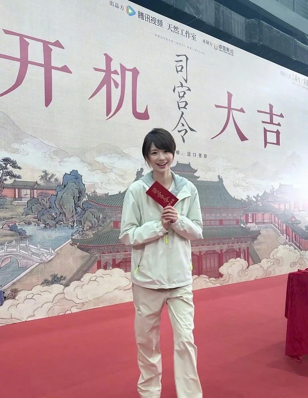 黄晓明新签约的演员进组丁禹兮的《司宫令》了，她笑起来是不是很像angelabab