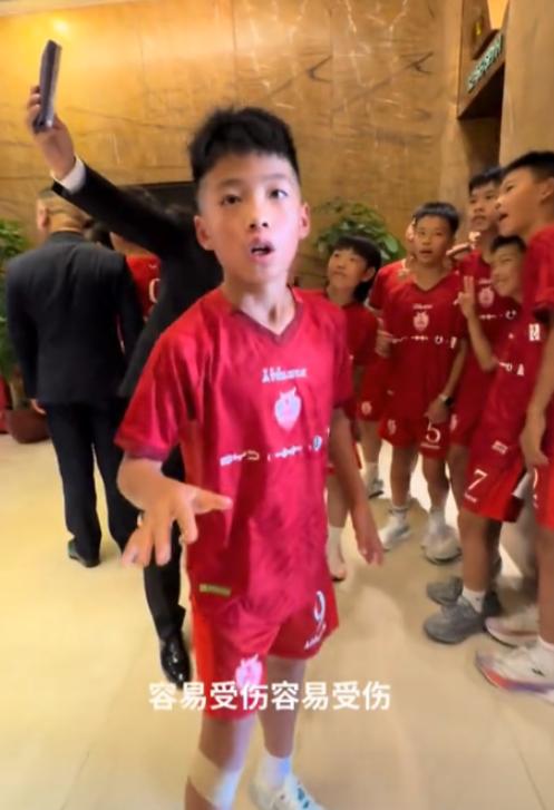 12岁的中国足球小将孟新艺，在央视直播的颁奖礼上，拒绝了主持人让他现场来个空翻的