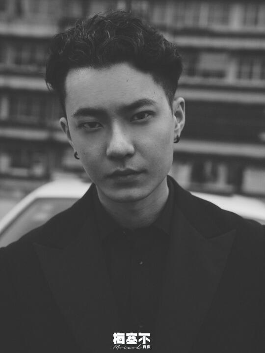 黑白色是最高级的滤镜， 滤掉喧嚣， 剩下的全是藏在骨相里的故事感