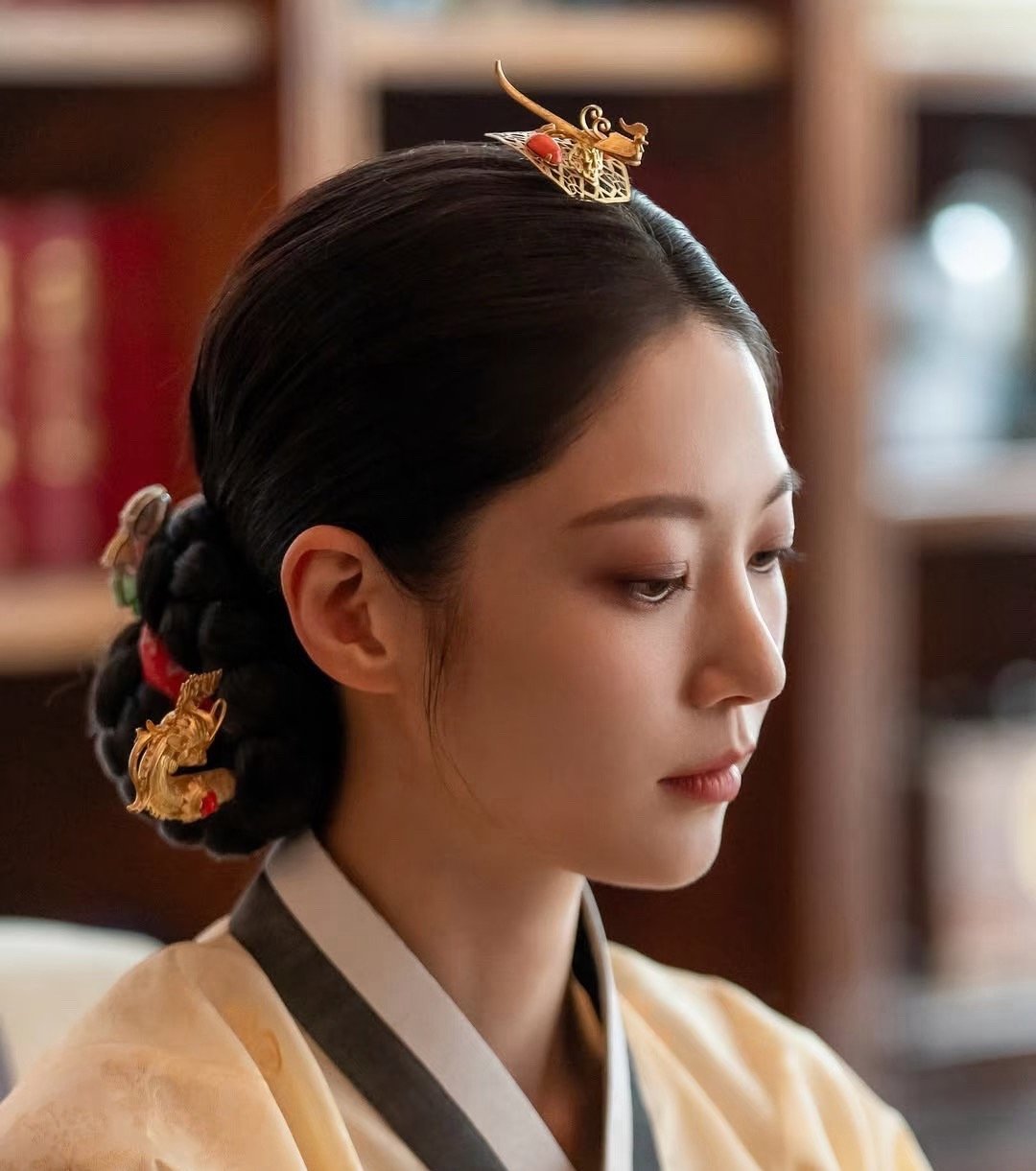 咱就是说大妃麻麻去演财阀吧，肤白貌美漂亮到让人讨厌不起来～ 