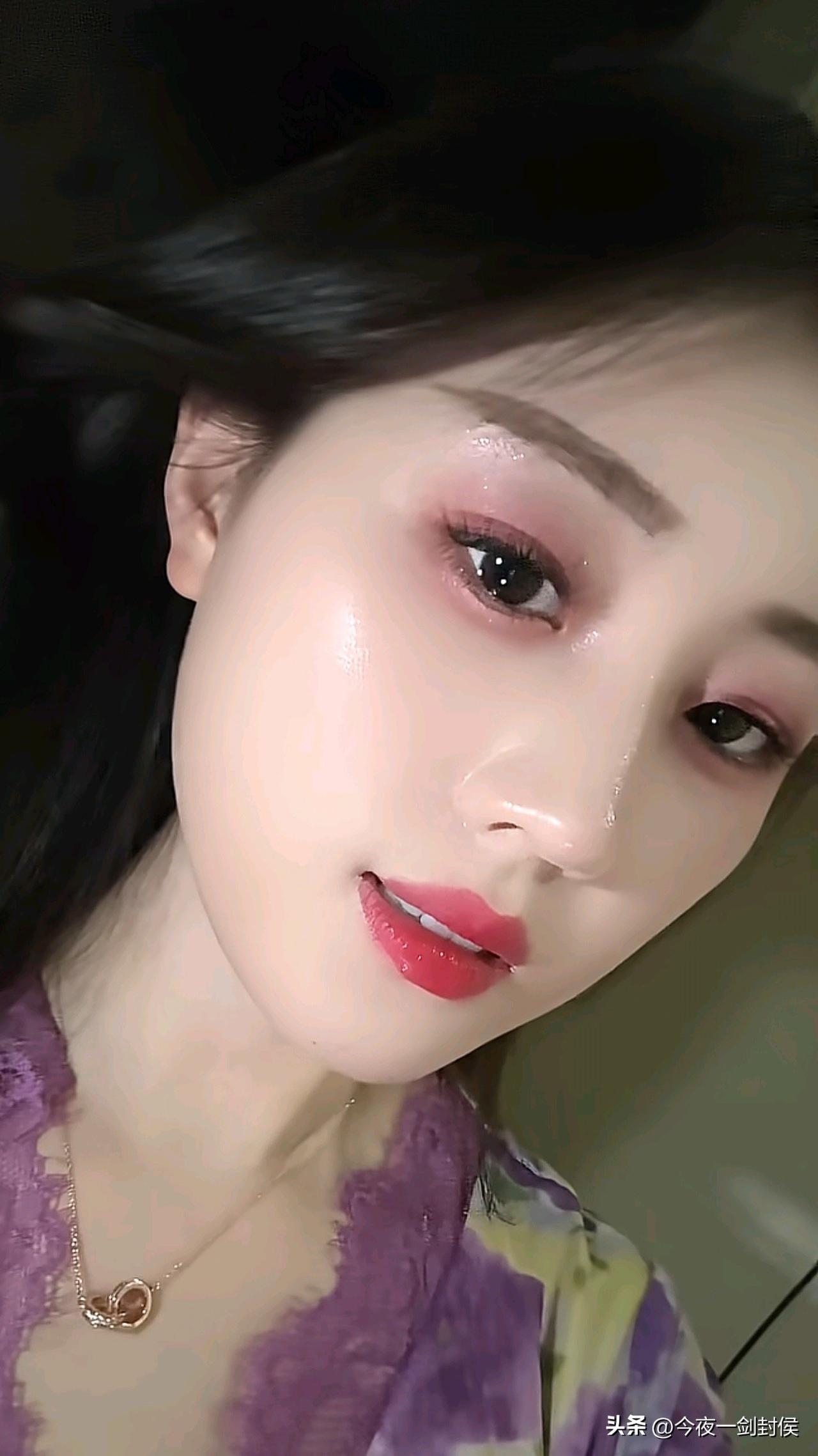 年轻真的很好。
刚上班的第二年，跟一个女同事有些暧昧，后来领导估计看不过去了，把