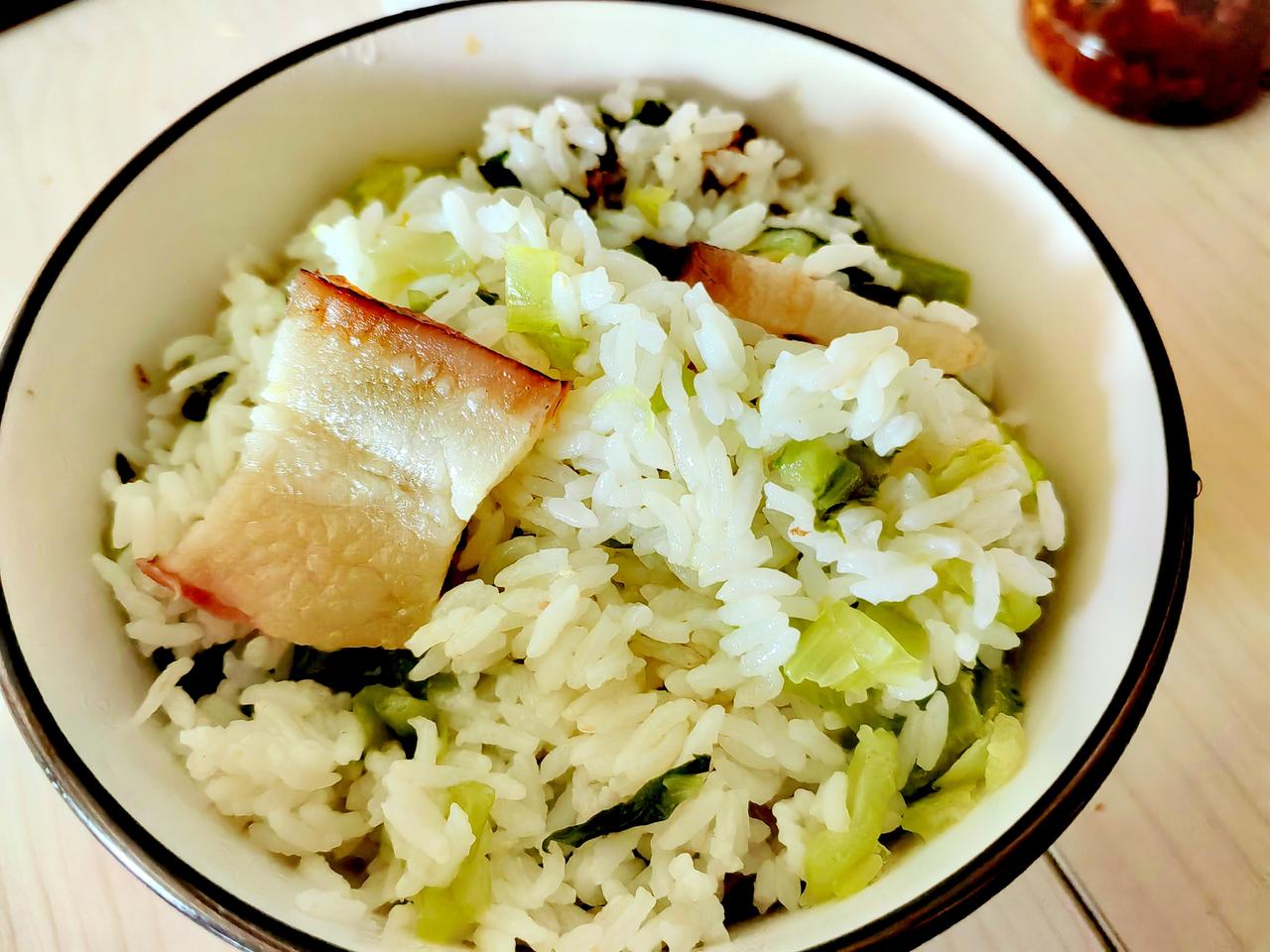 用七二唐的腊肉煮菜饭，加了些许盐。
​腊肉看似肥白，却细腻而不油腻。蘸酱油下酒，